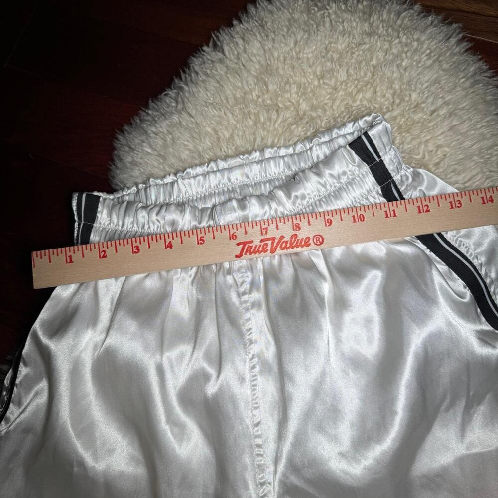 💥 y2k Vintage rare nike white silky shorts unisex small workout gym d5 - Picture 2 of 7